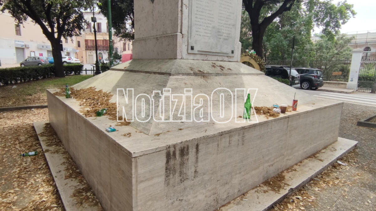 (Foto) Nei Quartieri di Crotone - Piazza Umberto I, non c'è più rispetto nemmeno per il ricordo - 