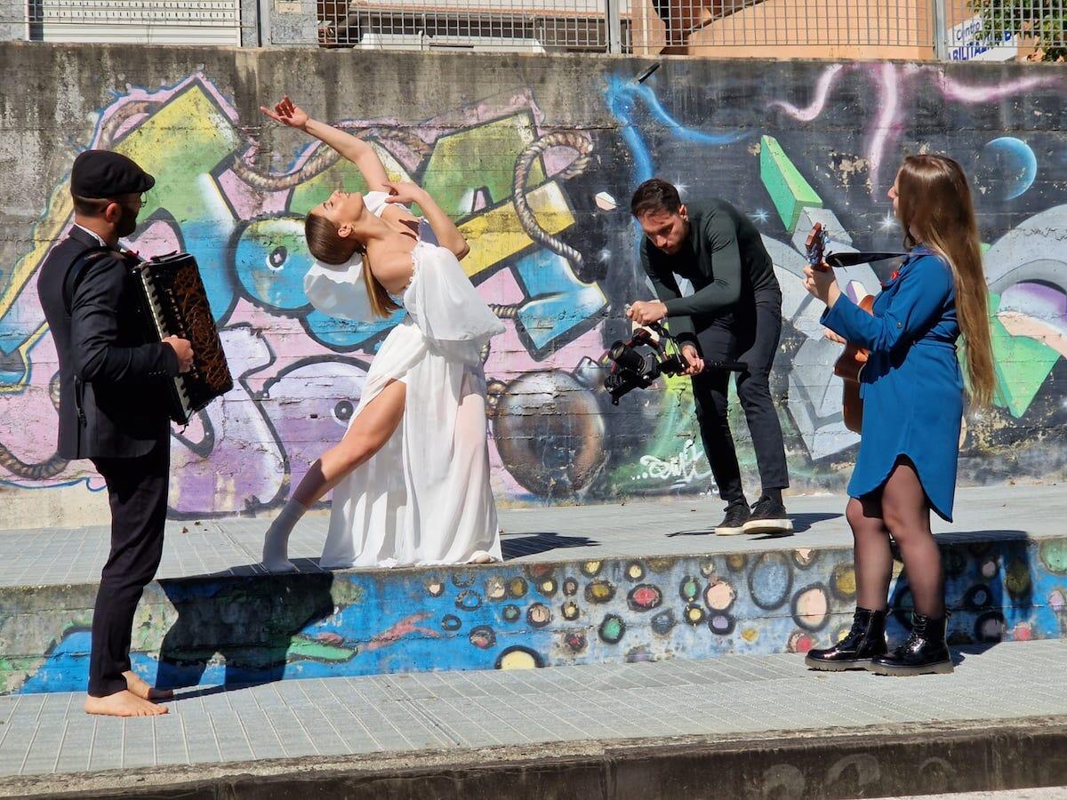"Siamo gente", il nuovo video di Antonio Grosso e Aboutarantella dedicato alla "gente di Calabria" - 
