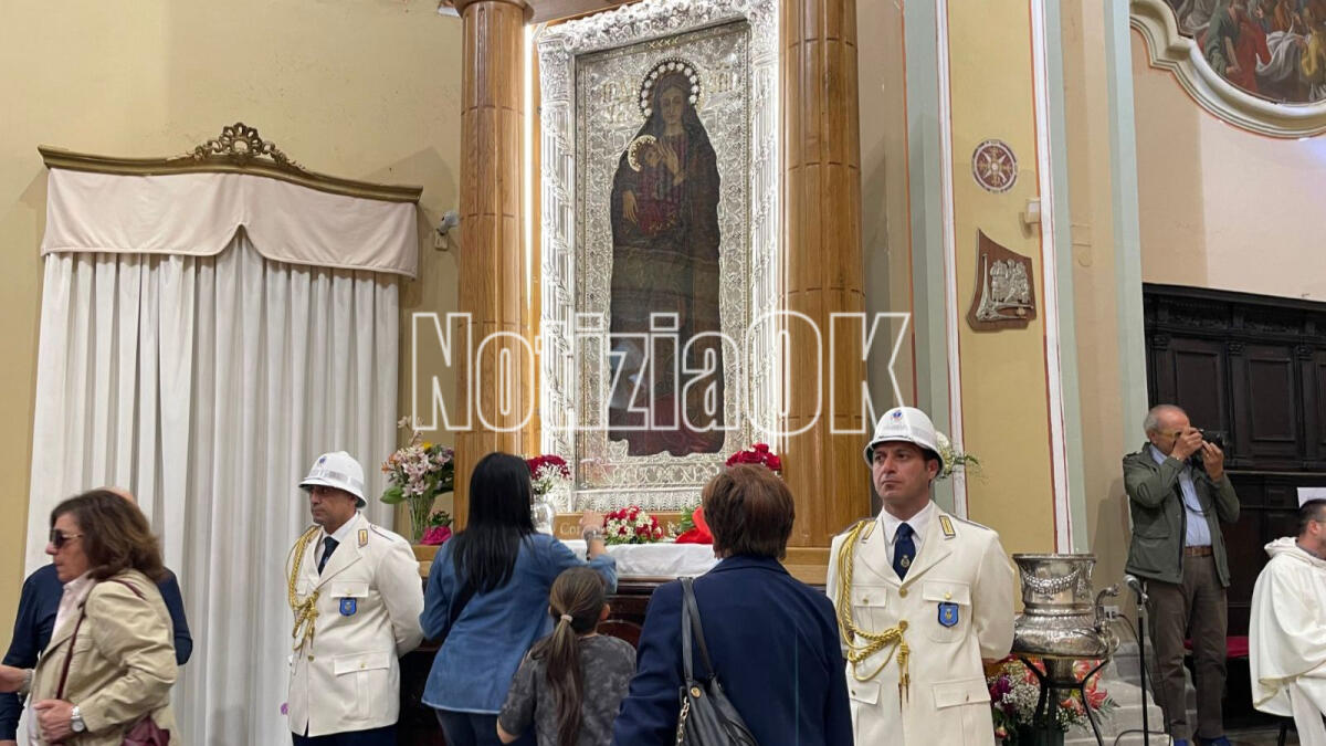 Crotone - Giovedì del Bacio: una giornata di fede con l'annuncio della Fumata Bianca (FOTO) - 
