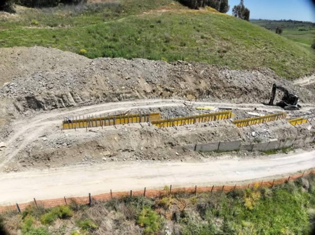 Proseguono i lavori di consolidamento della Strada Cutro-Papanice: completata la realizzazione della paratia - 
