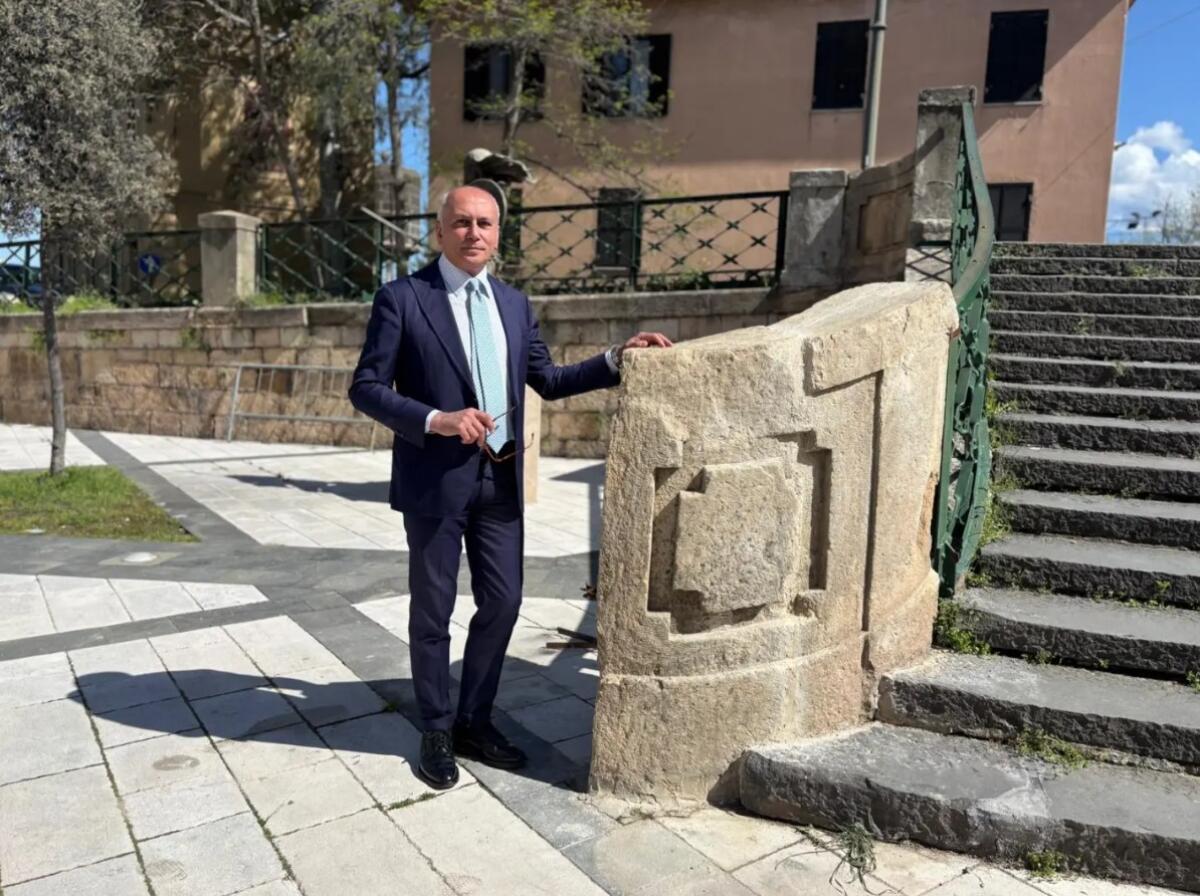 Cosenza, eseguiti i restauri conservativi delle lapidi di Piazza Scanderbeg e dei ceppi della scalinata di via Sertorio Quattrmani - 