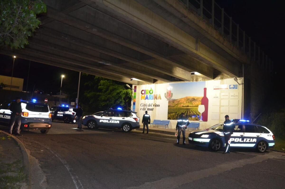 Controlli straordinari della Polizia a Cirò Marina: denunce, sanzioni e sequestri alimentari - 