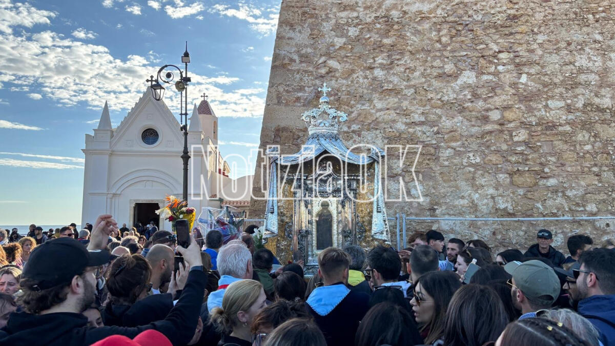 Crotone - Una notte di cammino e poi all'alba l'arrivo del quadro della Madonna a Capocolonna - 