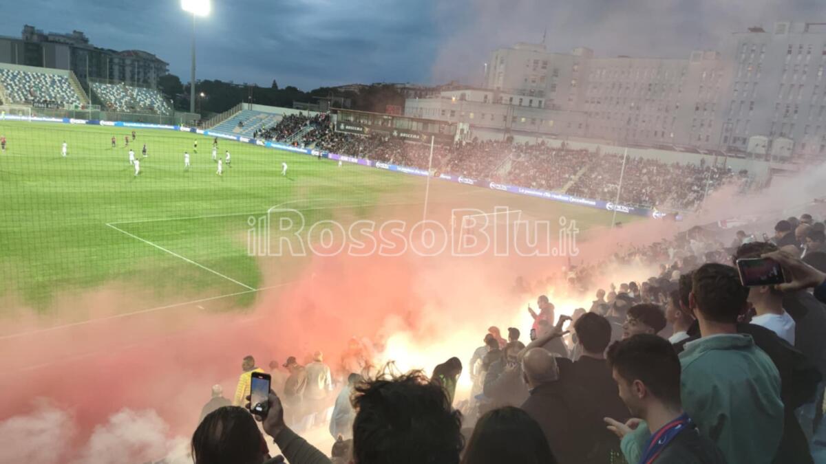 (Foto) #CrotoneFeralpisalò 3-1 | La gara vista dalla Curva Sud dell'Ezio Scida - 