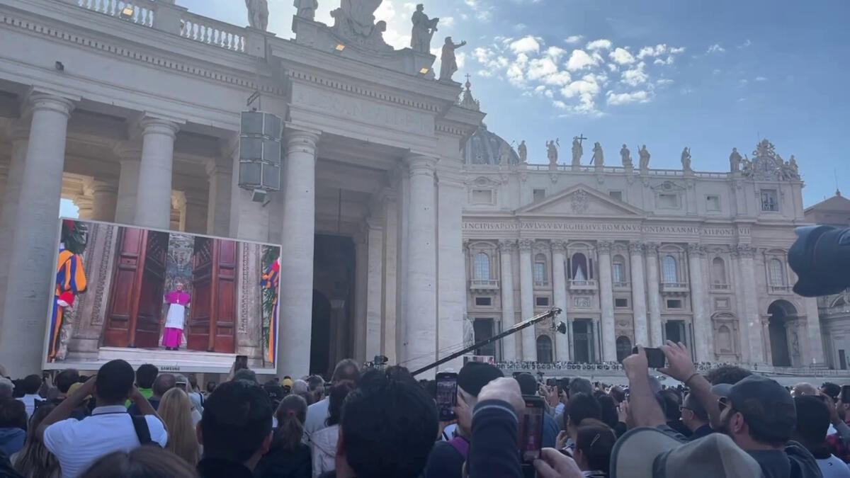 Conclave, i fedeli assistono alla chiusura della Cappella Sistina -