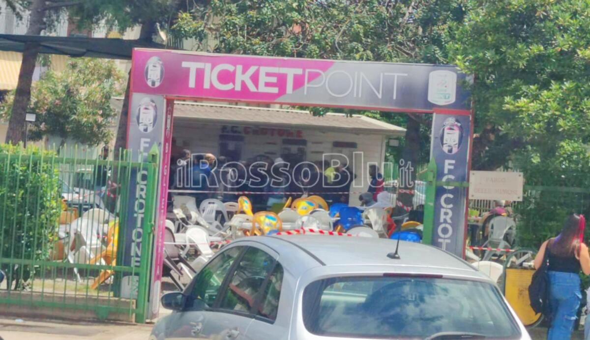 #CrotoneVicenza | Corsa al biglietto: code al Ticket Point per amore della maglia - 
