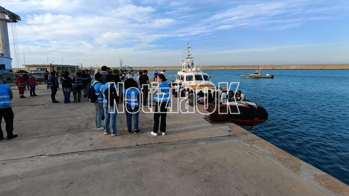 Primo sbarco del 2025 a Crotone: 65 migranti soccorsi al largo della costa calabrese - 