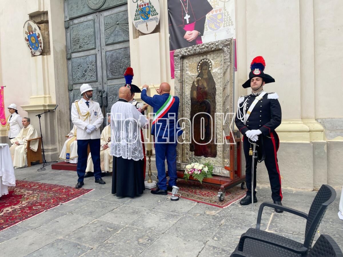 Il cero votivo della città arde nella “Cattedrale all’aperto”, il Vescovo: “Arrivano i giorni intensi” - 