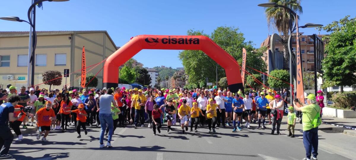 Corigliano-Rossano - Grande parecipazione alla Corri e cammina per la pace ed il lavoro - 