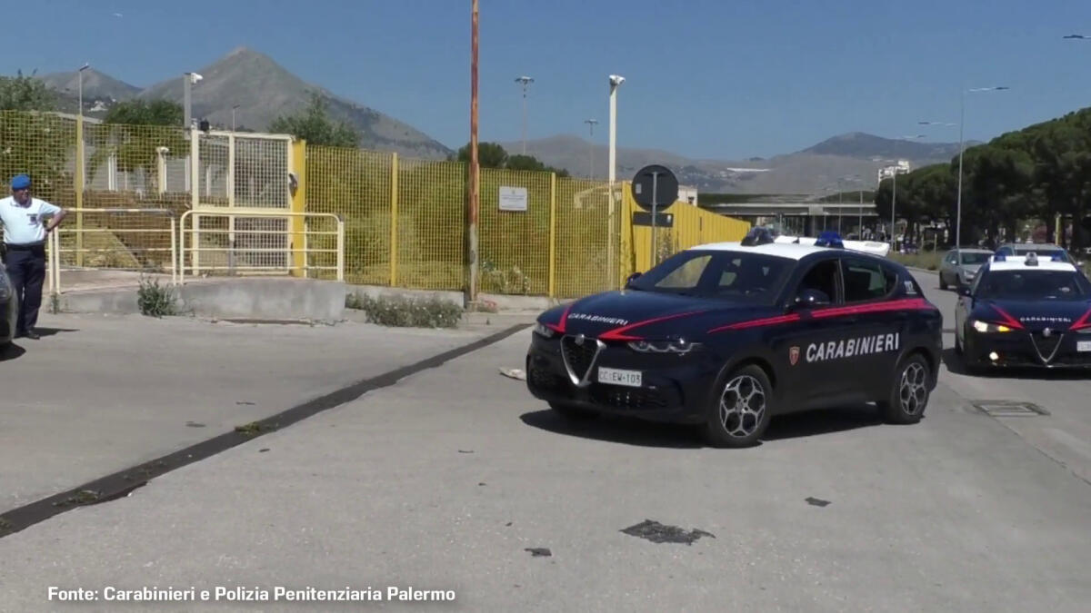 Droga e cellulari in carcere a Palermo, coinvolti agenti corrotti - 