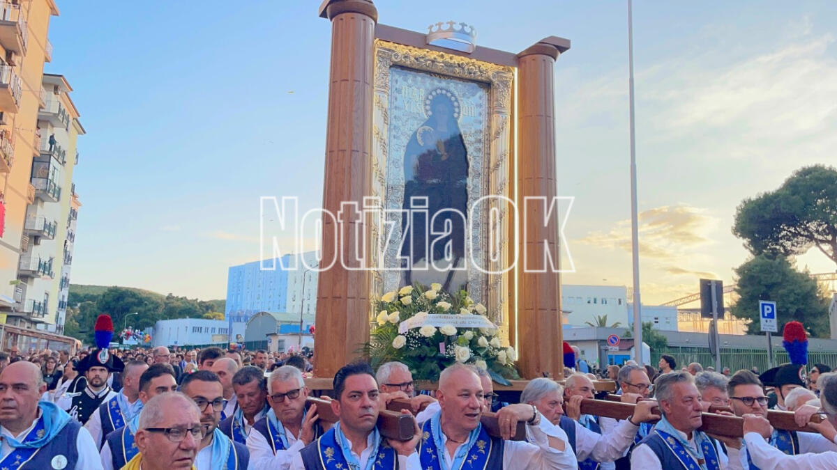 (VIDEO) Petali e preghiere al passaggio del Quadro verso l’Ospedale, il Vescovo Torriani: "Il dolore non è la volontà del Signore" - 