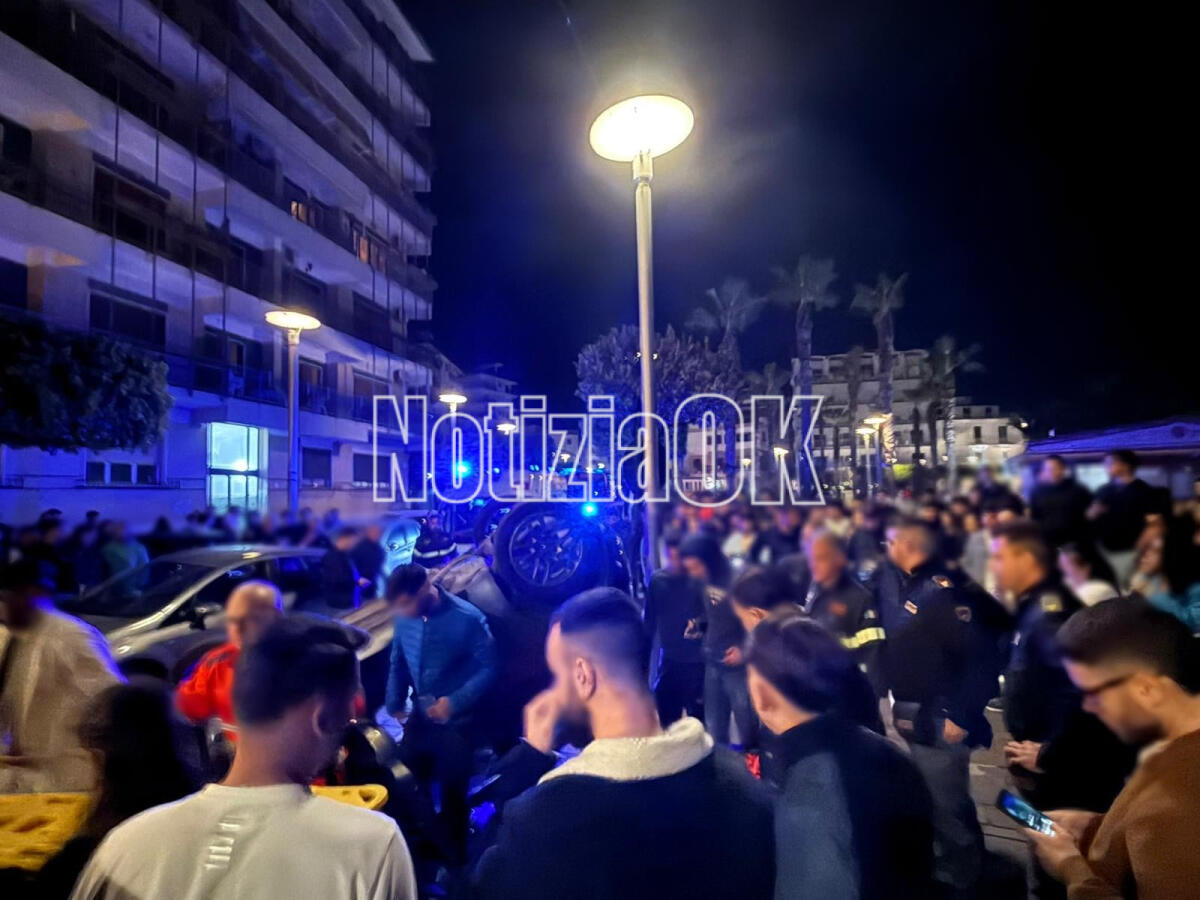 (Foto) Crotone, incidente sul lungomare: mezzo ribaltato sulla carreggiata - 