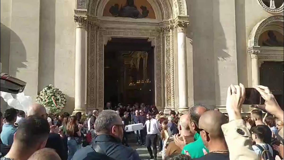 I funerali della neonata lanciata dal balcone dalla mamma -
