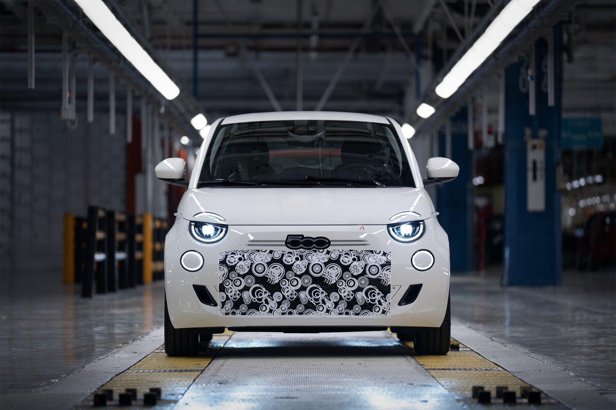 Assemblate a Mirafiori le prime unità preserie della Fiat 500 ibrida -