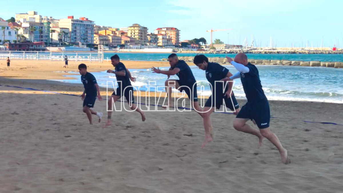 (Video) Dalla spiaggia cittadina alla Serie A: la SAKRO Crotone Beach Soccer prepara il suo debutto - 