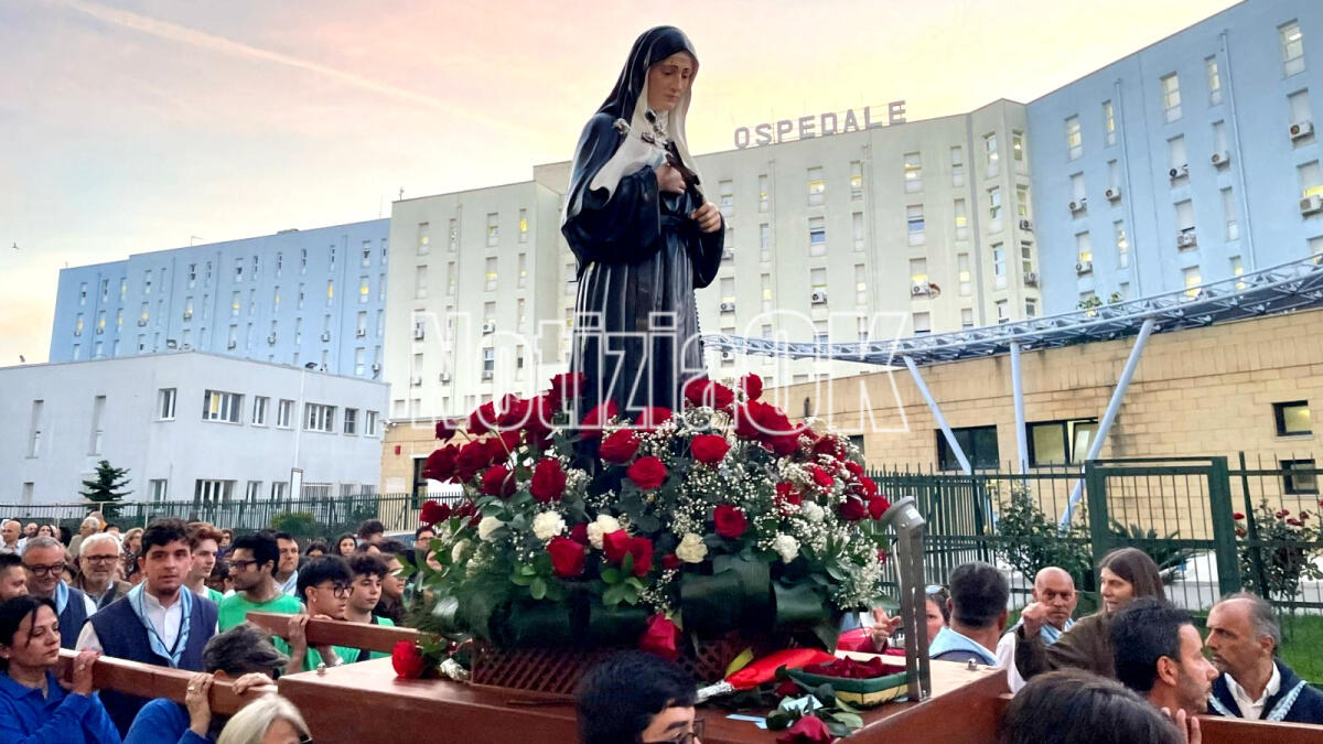 (FOTO) Petali dal cielo, preghiere davanti l'ospedale: Crotone onora Santa Rita - 