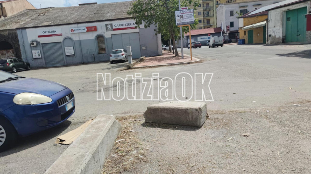 Nei Quartieri di Crotone - In città marciapiedi "sbarrati" - 