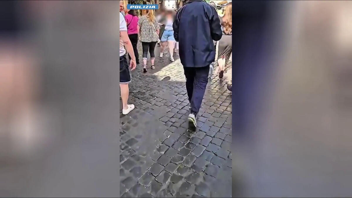 Borseggiatore filmato in diretta e arrestato a Roma, le immagini -