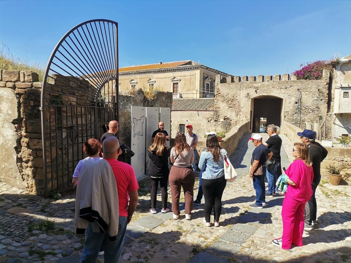 Il fascino del Castello Carlo V conquista i turisti delle Crociere a Crotone - 