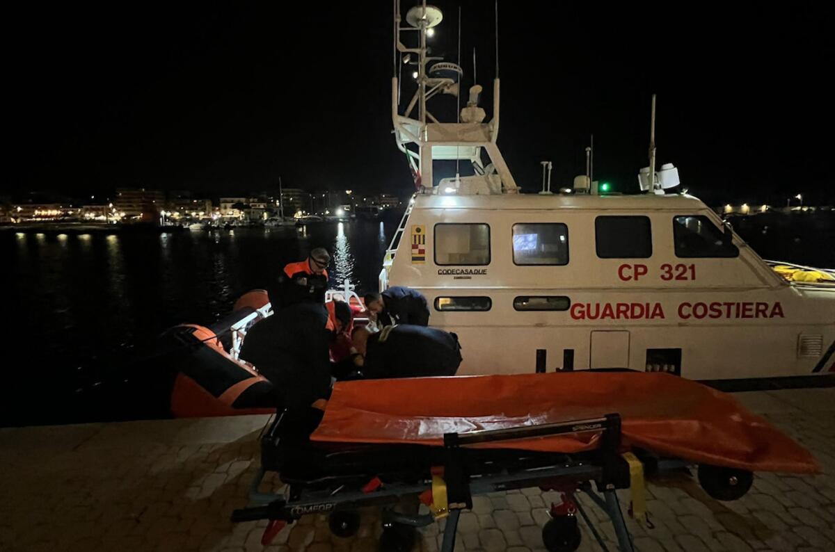 Crotone, la Guardia Costiera soccorre un marittimo colto da malore a bordo di un mercantile -