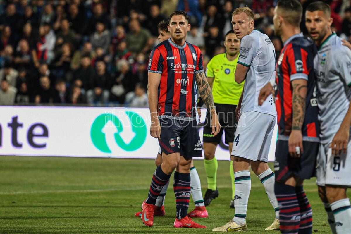 #FeralpisalòCrotone | I convocati di mister Longo: due assenze e due diffidati al "Turina" - 