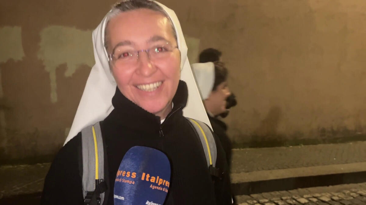I fedeli dopo la fumata nera "Grande emozione, aspettiamo nuovo Papa" -