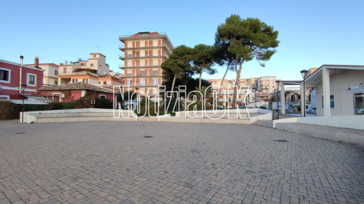 Crotone - La poesia scende in piazza con Kroton Sport &amp; Social e MutaMenti - 