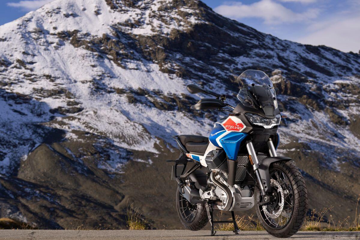 Moto Guzzi Stelvio celebra i 200 anni del Passo dello Stelvio - 
