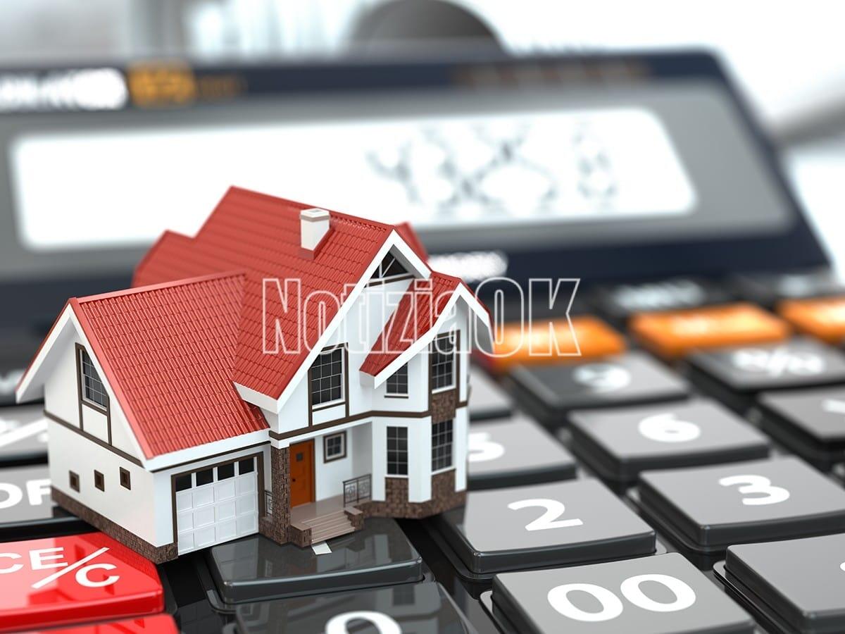 Crotone - Calano le richieste di surroga e diminuiscono i mutui in Calabria nel 2025 - Real estate concept. House on calculator. Mortgage. 3d