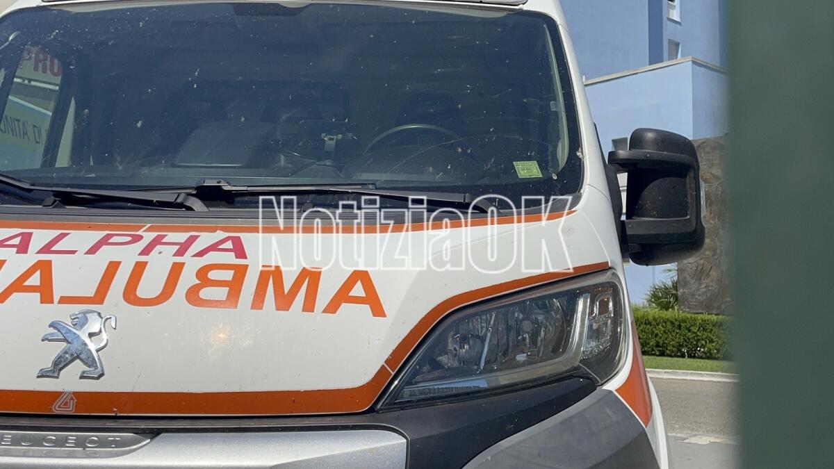 Incidente mortale, auto contro un muro: un 67enne perde la vita - 