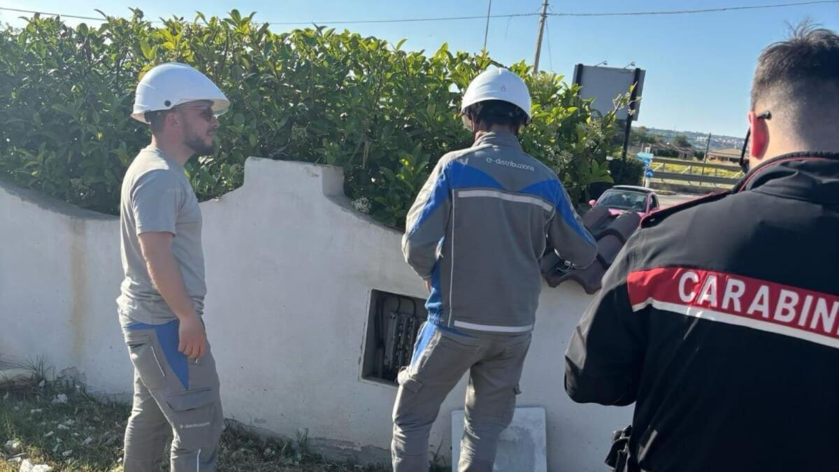 Allacci abusivi alla rete elettrica: quattro denunce a Isola di Capo Rizzuto - 
