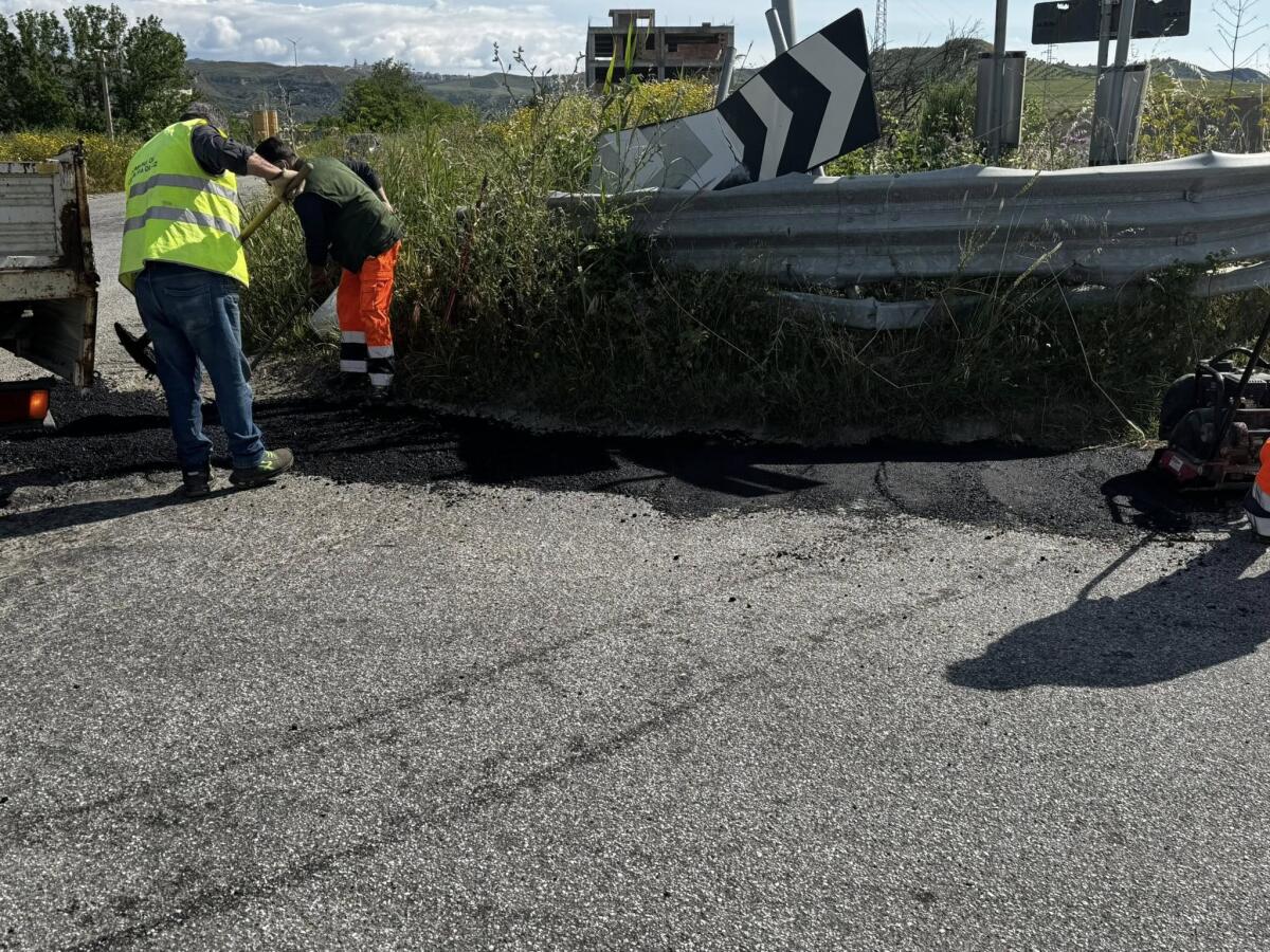 Caraffa di Catanzaro, iniziata l'opera di sistemazione delle principali buche stradali nell'area industriale - 