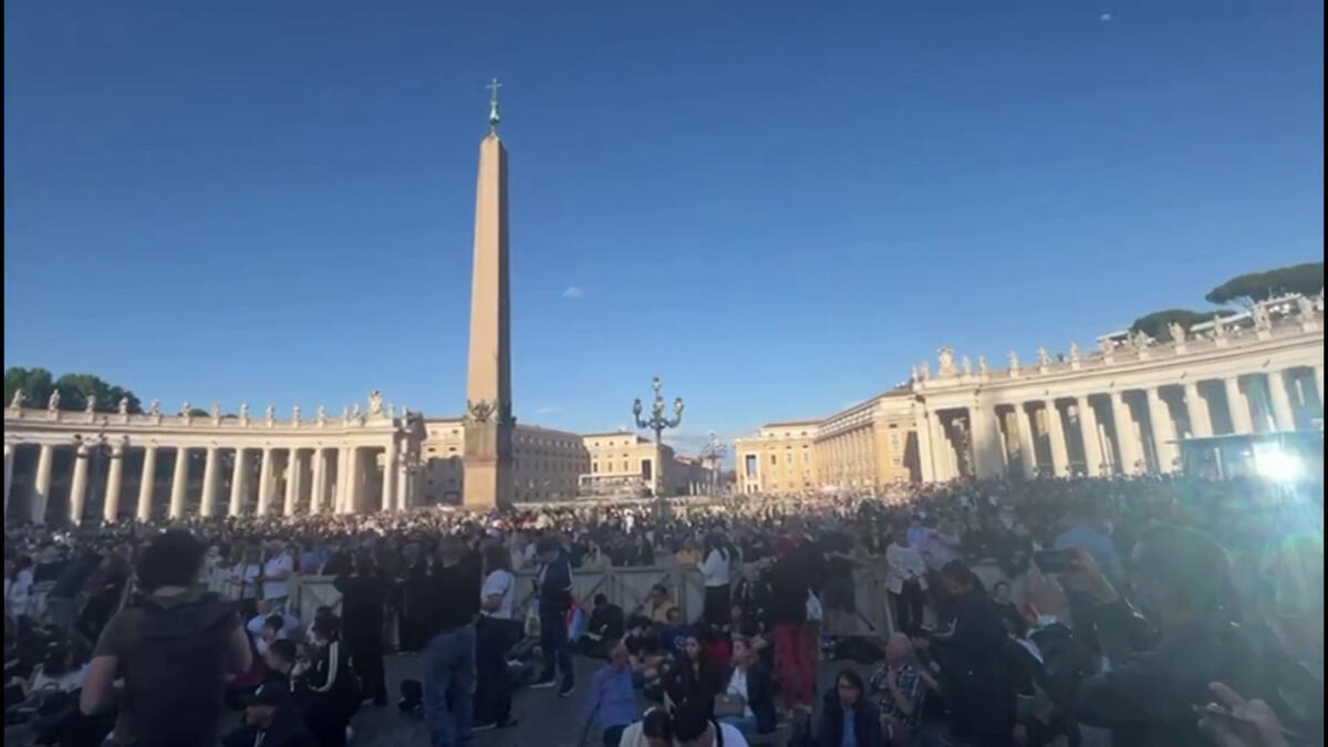 Conclave, in piazza San Pietro i fedeli in attesa della prima fumata -