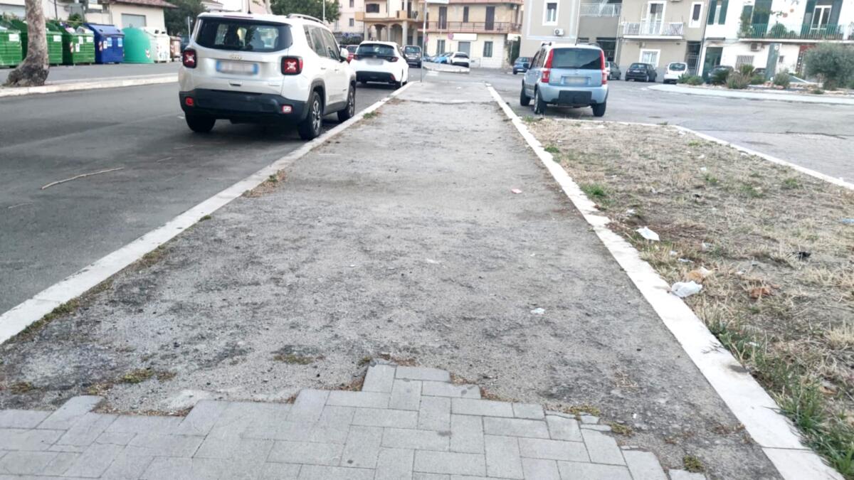 Nei Quartieri di Crotone: marciapiedi senza mattonelle, eppure un tempo c'erano - 