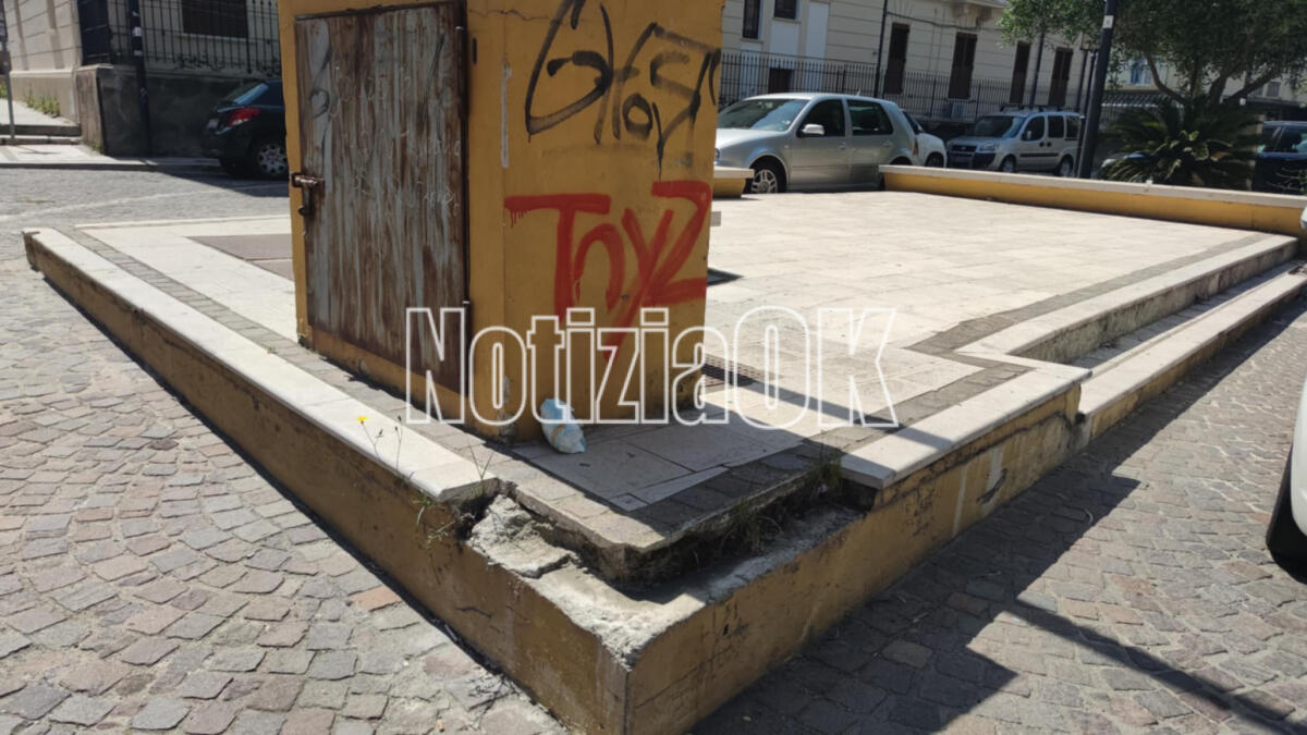 (Foto) Nei Quartieri di Crotone - Piazza Lea Garofalo: tanti danni per un ricordo sbiadito - 