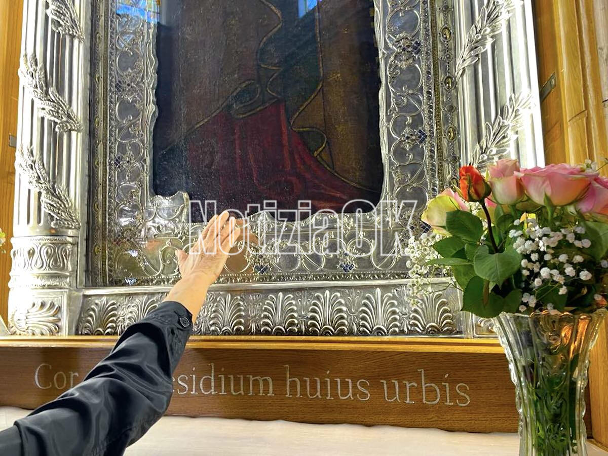 Crotone - Oggi il tradizionale “Bacio” alla Madonna di Capo Colonna: un rito di devozione - 