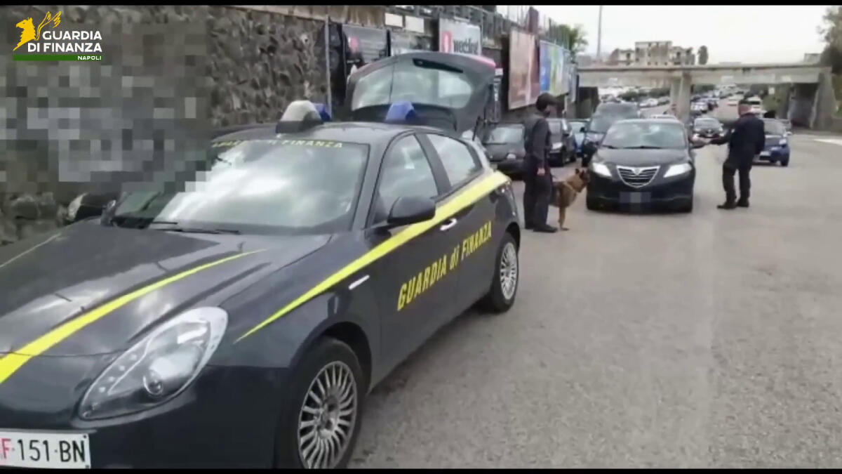Napoli, 47enne arrestato per violenza e lesioni dopo un inseguimento -