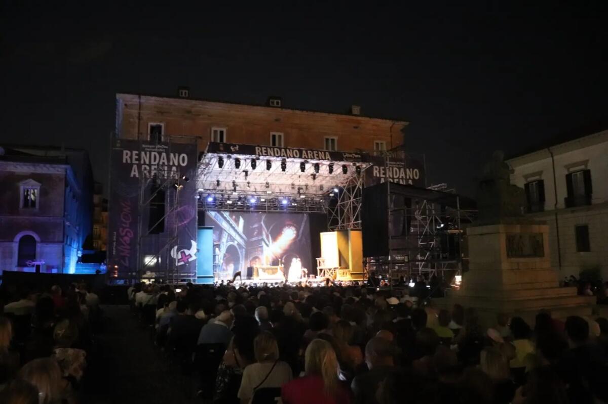 Cosenza - Sul palco del Rendano Arena in scena Il Barbiere di Siviglia - 