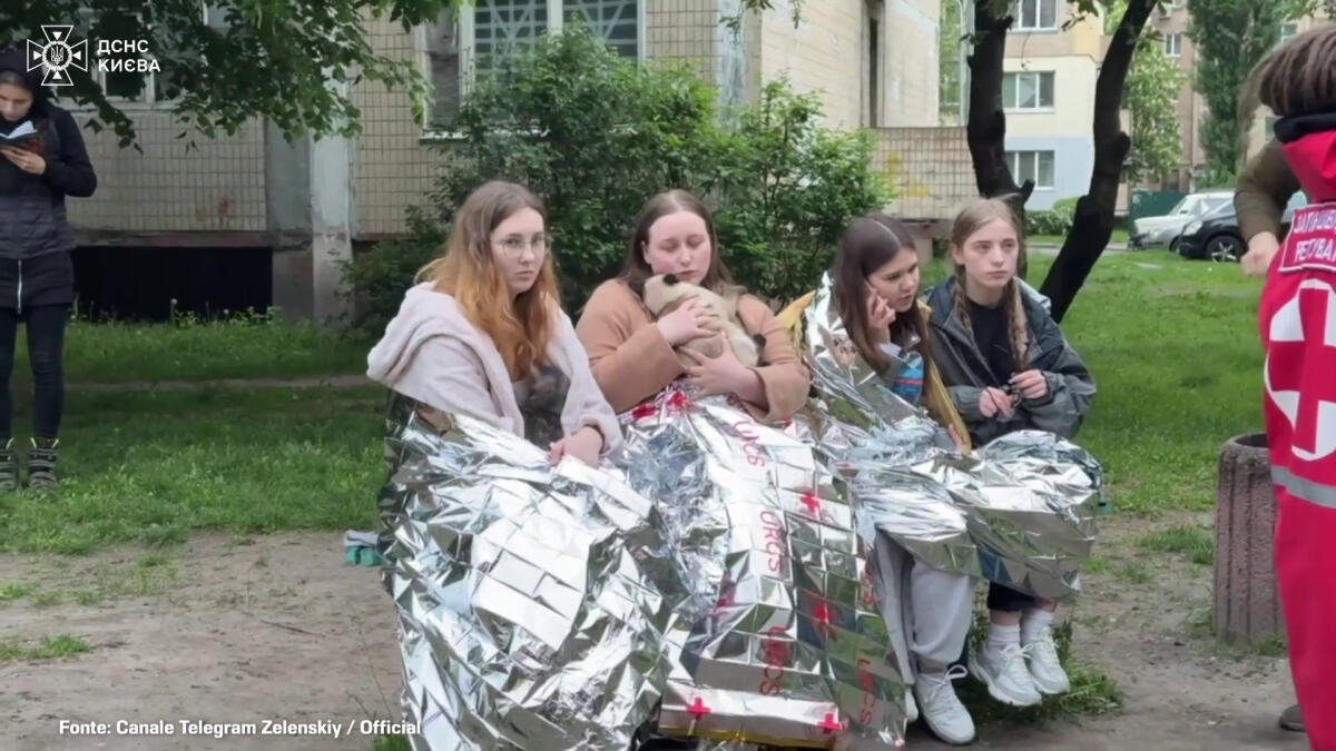 Nella notte attacchi russi su Kiev, tra i feriti anche bambini -