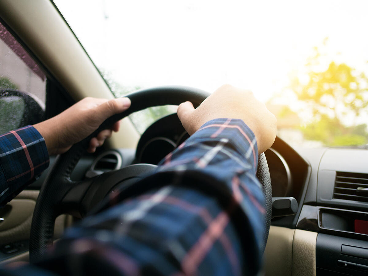 Campus della Sicurezza Stradale a Diamante: un'intera giornata dedicata alla prevenzione e all’educazione per adulti e bambini - close up of hands of man driving a car