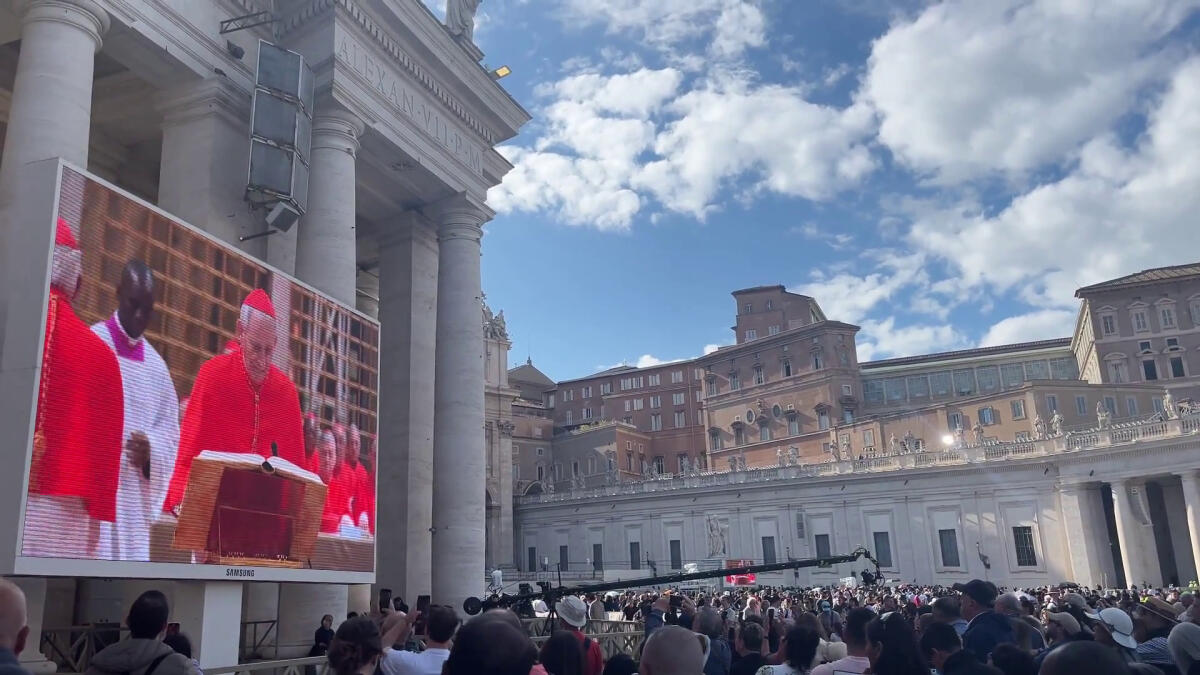 Conclave, applausi per il cardinale Zuppi durante il suo giuramento -