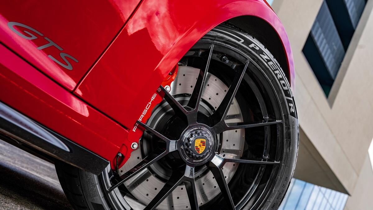 Pirelli equipaggia la Porsche 911 GTS, è la prima con motorizzazione ibrida - 