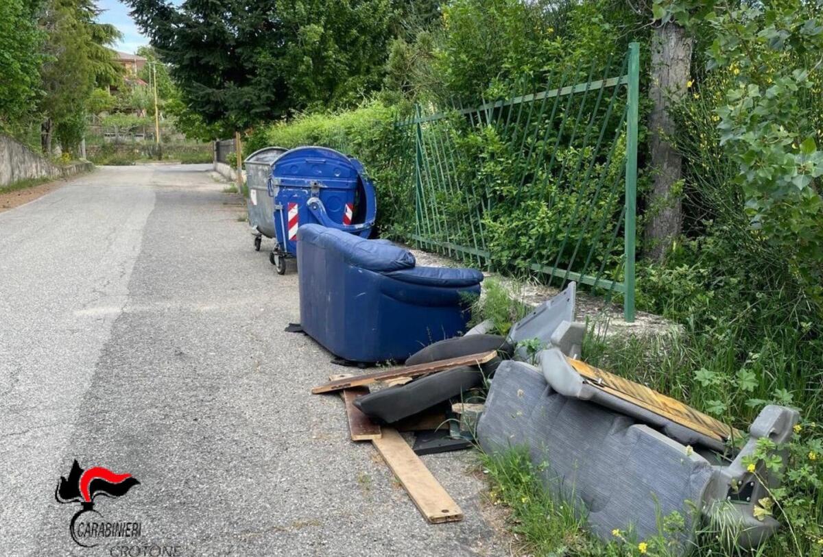 Abbandona rifiuti lungo la strada per il cimitero: denunciato 43enne nel crotonese - 