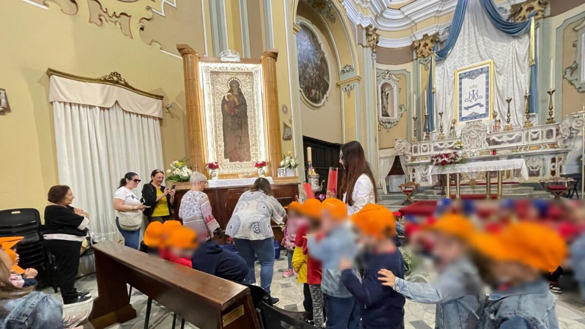 (Foto) Fiori e preghiere: i bambini omaggiano la Madonna di Capo Colonna - 