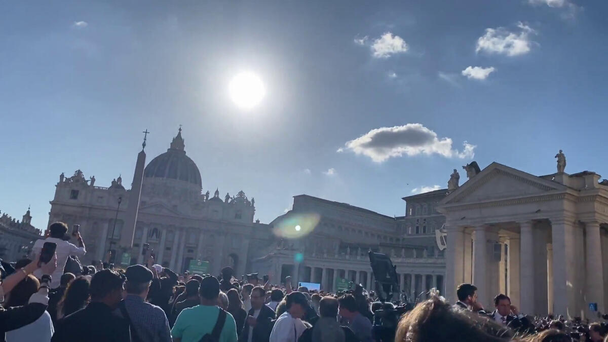 Fumata bianca, fedeli in festa per l'elezione del nuovo Papa -