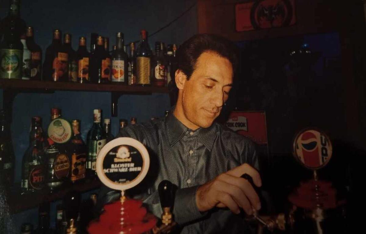 Addio a Gabriele Sanzone, un’icona della notte crotonese: "...a bere del whisky al Roxy Bar" - 