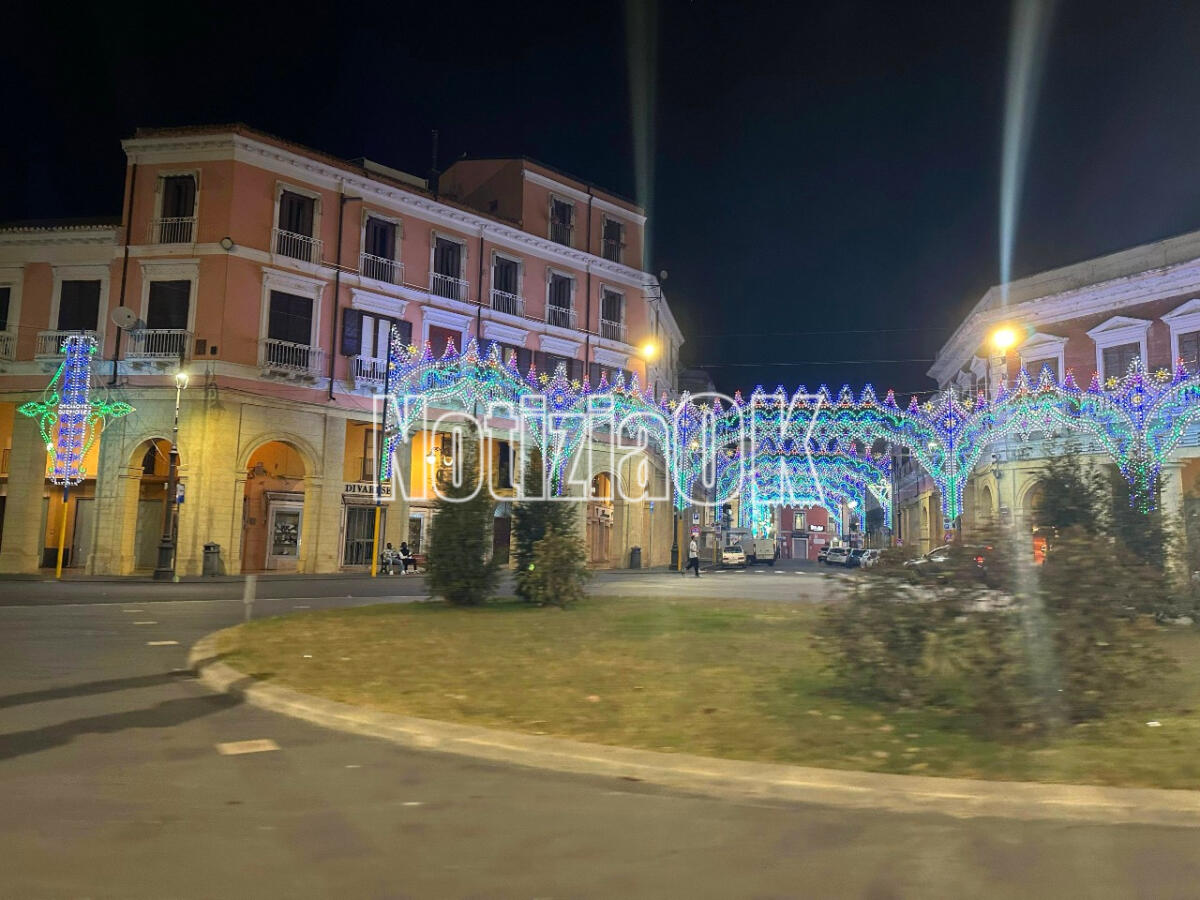 Crotone - Piazza Pitagora si illumina: prove generali in attesa di domani - 