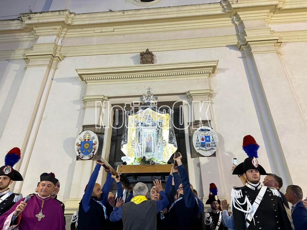 Crotone, nella notte il pellegrinaggio alla Madonna di Capo Colonna - 