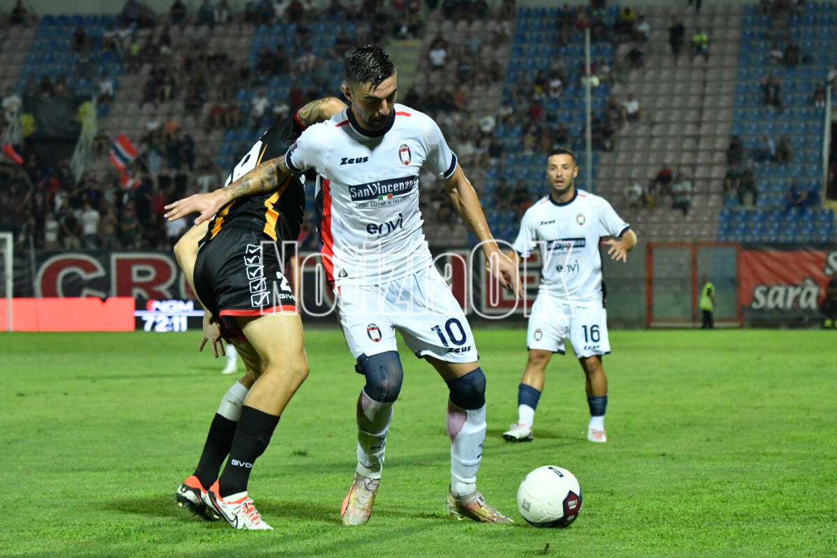 #FeralpisalòCrotone 2-1 - Gli squali superano il turno soffrendo - 