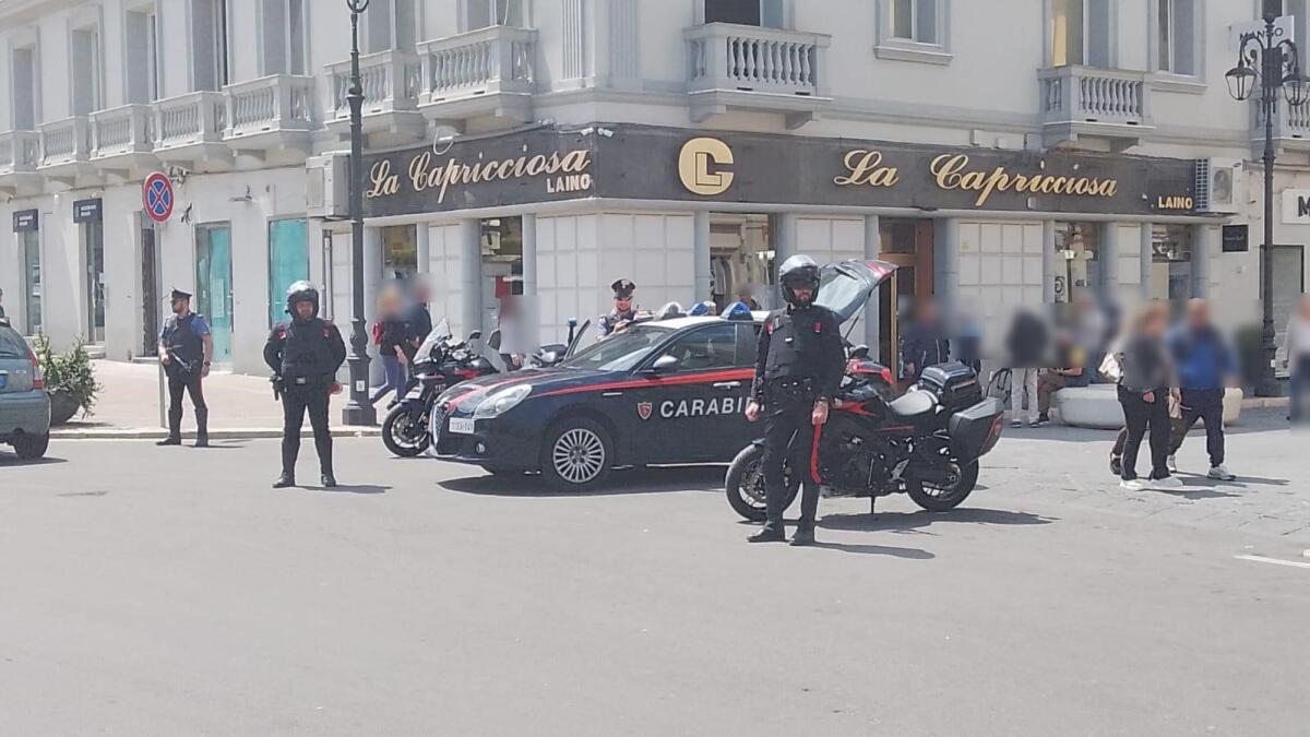Evade dai domiciliari e ruba in un ristorante: arrestato 50enne a Crotone - 
